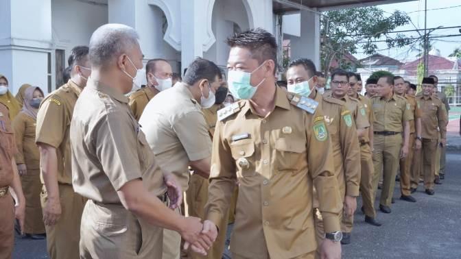 Pimpin Apel Perdana Usai Lebaran, Bupati Rohil Ajak ASN Lebih Semangat Dalam Bekerja